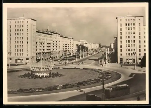 AK Berlin, Stalinallee mit Strassenbahn