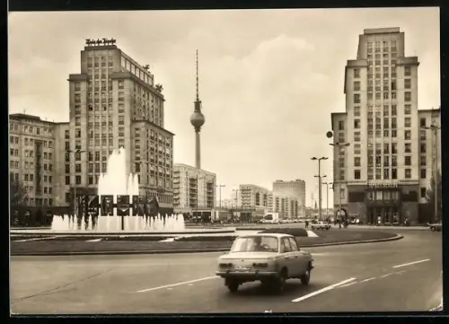 AK Berlin, Straussberger Platz mit Springbrunnen, Blick zum Fernseh- und UKW-Turm der Deutschen Post