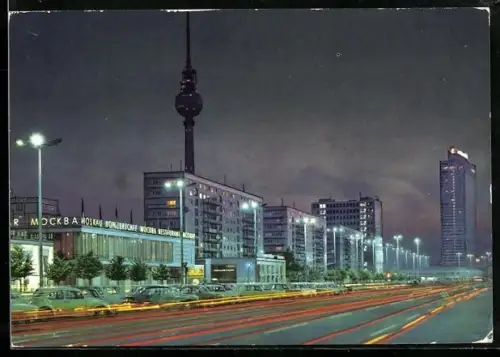AK Berlin, Karl-Marx-Allee mit Conzertcafe Mockba und Funkturm bei Nacht
