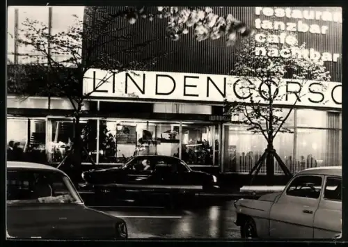 AK Berlin, Restaurant Café Lindencorso am Abend, Autos Skoda und Wolga