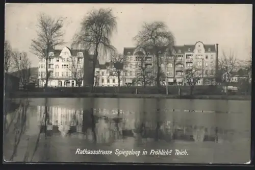 AK Warnsdorf, Rathausstrasse, Fröhlichs Teich u. Häuserpanorama mit Spiegelung