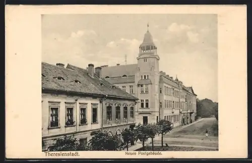 AK Theresienstadt, Neues Postgebäude u. Nachbarhäuser mit Strasse, Ansicht von oben