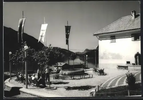 AK Molveno /Trentino, Ortspartie mit Fahnen