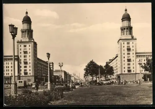 AK Berlin, Frankfurter Tor mit Grünflächen und Passanten