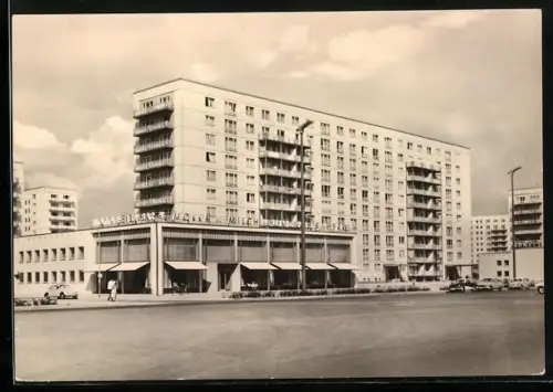 AK Berlin, Karl-Marx-Allee mit Eisbar