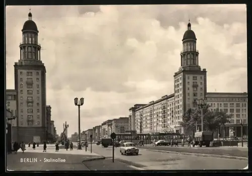 AK Berlin, Stalinallee mit Strassenbahn und Passanten