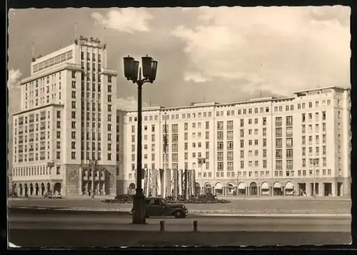 AK Berlin, Haus in der Stalinallee mit Strassenpartie