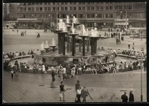 AK Berlin, moderne Architektur, Brunnen auf dem Alexanderplatz
