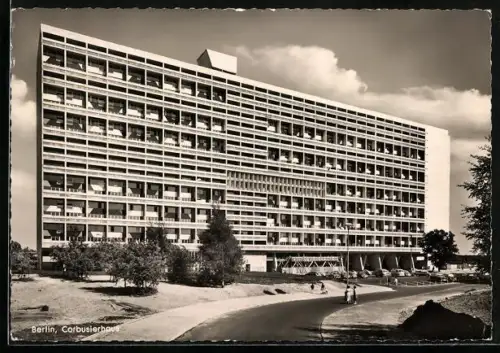 AK Berlin, Frontalansicht des Corbusierhauses mit Passanten