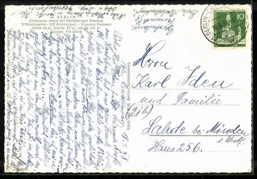 AK Berlin, Frontalansicht des Corbusierhauses mit Passanten