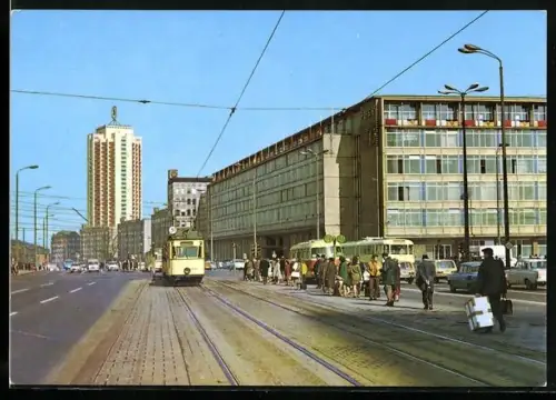 AK Leipzig, Hauptpostamt am Karl-Marx-Platz mit Blick zum Wohnhochhaus Wintergartenstrasse, Strassenbahn und Passanten