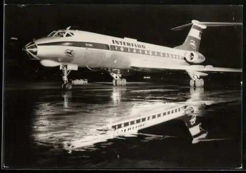 AK Turbinenluftstrahlverkehrsflugzeug der Interflug TU 134 bei Nacht