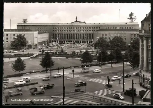 AK Berlin, Flughafen Tempelhof mit Vorplatz und Strasse aus der Vogelschau