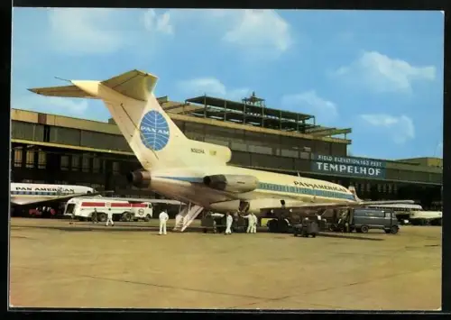 AK Berlin-Tempelhof, Flugzeug der Pan-American N320PA auf dem Flughafen