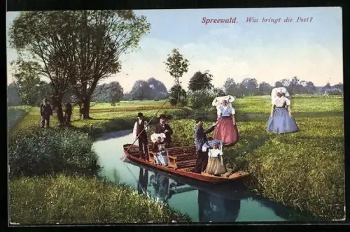 AK Männer und Frauen in spreewälder Tracht auf einem Boot bringen die Post