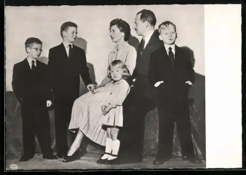 AK Fürst und Fürstin von Liechtenstein mit ihren Kindern