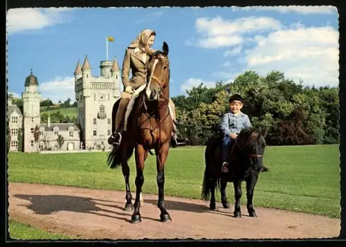 AK Balmoral, Elisabeth II., Königin von England mit Prinz Andrew bei Ausritt