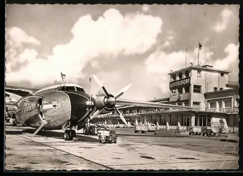 AK Düsseldorf, Flugzeug auf dem Flughafen mit Tower