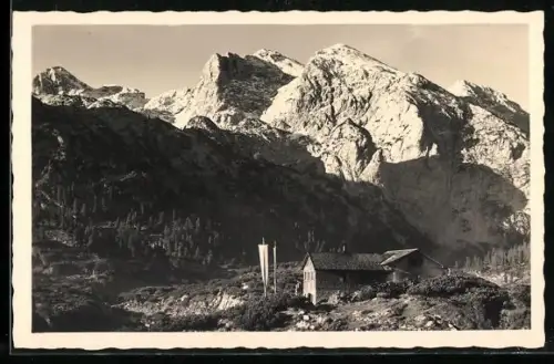 AK Traunsteiner Hütte im Reitergebirge, Ansicht mit Bergpanorama