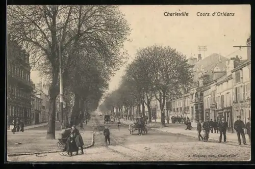 AK Charleville, Cours d`Orleans mit Passanten
