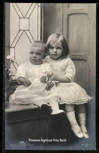 AK Prinzessin Ingrid und Prinz Bertil von Schweden auf einer Fensterbank sitzend