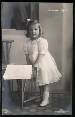 AK Prinsessan Ingrid, Prinzessin Ingrid von Schweden als Kleinkind mit einem Bilderbuch