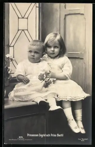 AK Prinzessin Ingrid und Prinz Bertil von Schweden auf einer Fensterbank sitzend