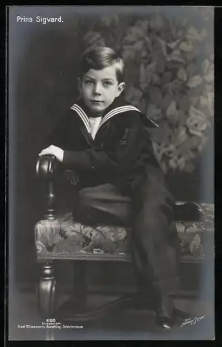 AK Prinz Sigvard von Schweden auf einem Sofa sitzend
