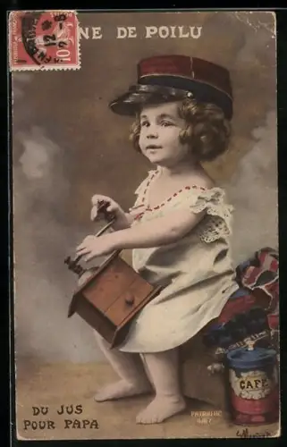 AK Mädchen mit Soldatenmütze dreht an der Kaffeemühle, Graine de Poilu, Du Jus Pour Papa