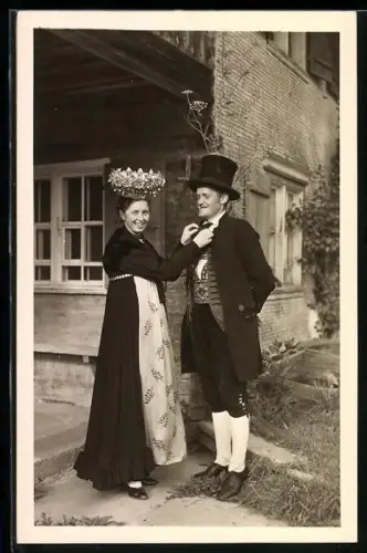 AK Sommer im Schwarzwald, Lachendes Paar in Trachten