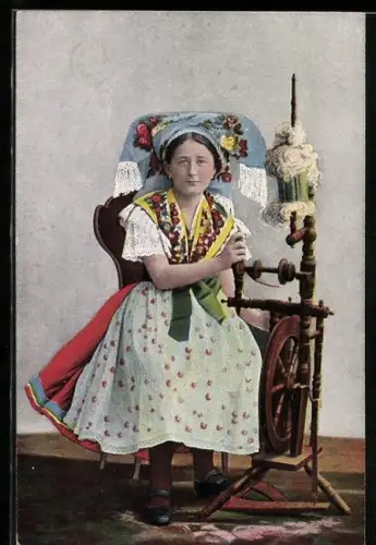 AK Spreewald, Mädchen in Tracht am Spinnrad