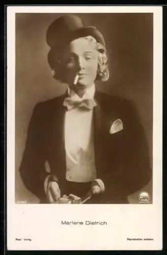 AK Schauspielerin Marlene Dietrich im Anzug mit Zigarette