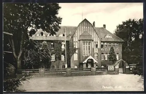 AK Templin /U.-M., Oberschule mit Grünanlagen