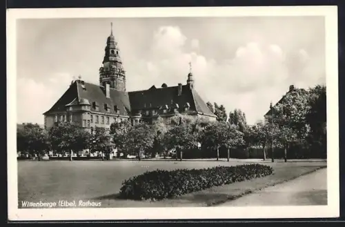 AK Wittenberge /Elbe, Blick auf Rathaus und Grünanlagen