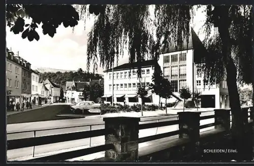 AK Schleiden /Eifel, Strassenpartie mit Geschäften Passanten