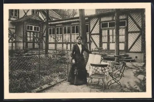 AK Bad Godesberg, Gasthof zum Godesberg, Gartenansicht, Wirtin präsentiert die Speisekarte