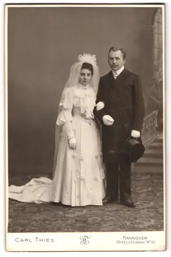 Fotografie Carl Thies, Hannover, junges Hochzeitspaar im schönen Brautkleid nebst Mann im Anzug mit Zylinder