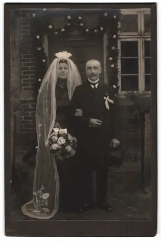 Fotografie unbekannter Fotograf und Ort, Ehepaar am Hochzeitstag im schwarzen Brautkleid und im Anzug, Zylinder