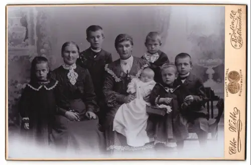 Fotografie Otto Witte, Berlin, stolze Mutter & Grossmutter mit ihren 6 Kindern