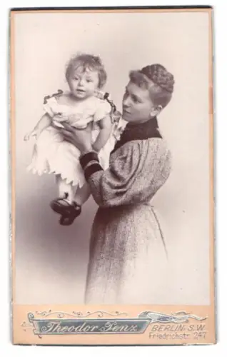 Fotografie Theodor Penz, Berlin, junge Mutter präsentiert stolz ihr Kind