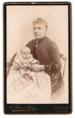 Fotografie A. Jonas, Berlin, junge Mutter mit ihrem Kind auf dem Schoss, Mutterglück