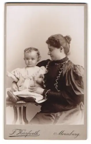 Fotografie F. Herzfurth, Merseburg, Mutter und Tochter posieren im Atelier, Mutterglück