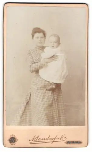 Fotografie A. Jandorf & Co., Berlin, Mutter im karierten Kleid mit Kind auf dem Arm, Mutterglück