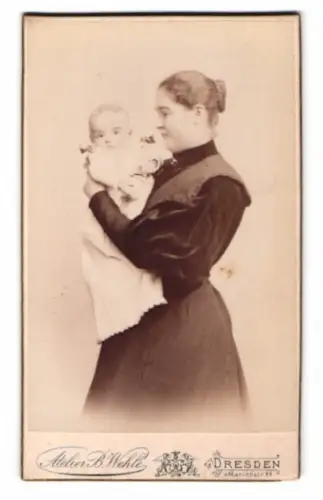 Fotografie B. Wehle, Dresden, junge Mutter mit ihrem Kleinkind im Arm