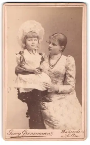 Fotografie Georg Gronemann, Walsrode, Pastorin Larfeld mit ihrer Tochter Grete, Mutterglück