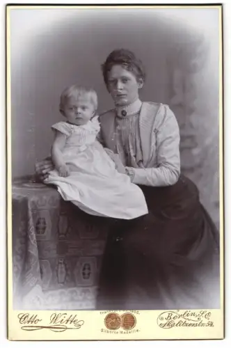 Fotografie Otto Witte, Berlin, junge Mutter mit ihrem Sohn im Atelier, Mutterglück