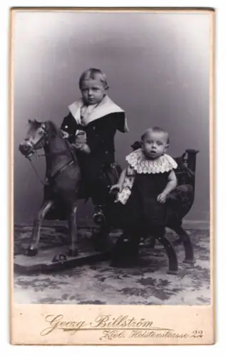 Fotografie Georg Billström, Kiel, zwei niedliche Kinder auf einem Holz Pferd