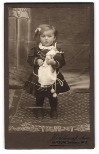Fotografie J. Waldemar Jacobsen, Hamburg, kleines Mädchen mit Puppe im Arm