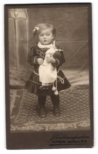 Fotografie J. Waldemar Jacobsen, Hamburg, süsses Mädchen mit ihrer Puppe