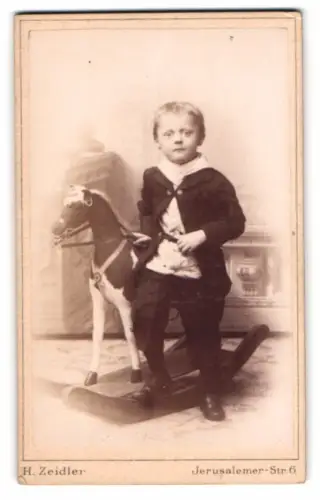 Fotografie H. Zeidler, Berlin, Knabe im Anzug mit Schaukelpferd